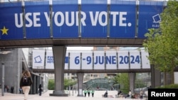 Bannere cu mesajul „Folosește-ți votul” pentru viitoarele alegeri europene, din 6-9 iunie 2024, sunt ridicate în apropiere de Parlamentul UE din Bruxelles, Belgia.