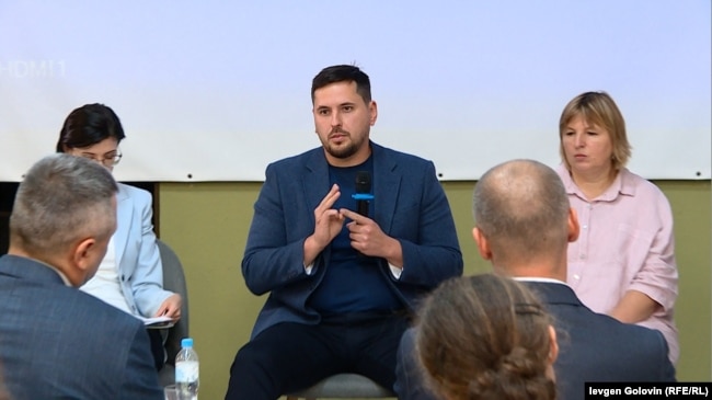 Заступник міністра Мінсоцполітики, сім’ї та єдності Анатолій Комірний під час презентації звіту про забезпеченням житла для ВПО