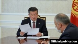 Президент Сооронбай Жээнбеков Кубатбек Бороновду кабыл алып жаткан учуру. 15-июнь, 2020-жыл.