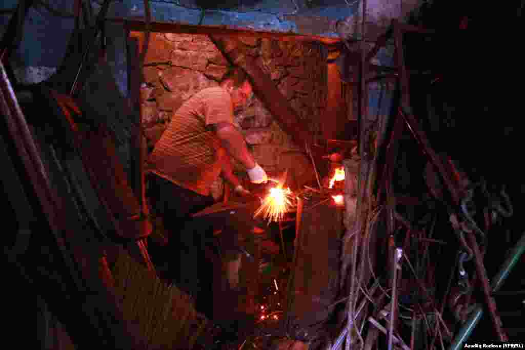 Əhməd bəy, Qarsın mərkəzi bazarında dəmirçilik edir. Bu peşə onlarda bir neçə nəsildir davam edir. Əhməd bəy, əvvəllər bu emalatxanada atası ilə birgə işləyərdi, indi artıq atası yaşlanıb, işləyə bilmir. Əhməd bəy deyir ki, həyatımız yeknəsək olduğundan bu layihə söhbəti ortaya çıxdığı vaxtdan sevincərək olmuşuq. Fikirləşirik ki, artıq şəhərimiz fərqli adamlar da görəcək. Şəhərimizə turist gəlişi artıqca işlərimizin də gətirdiyi qazanc sözsüz ki, artacaq.