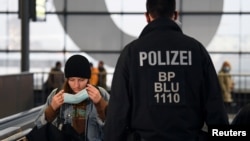 Germania, Berlin: poliția controlează respectarea măsurilor sanitare, 2 noiembrie 2020.