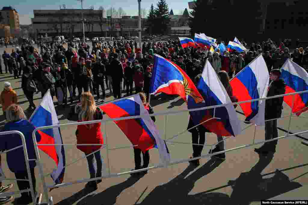 В Ессентуках, как и в городах участниках чемпионата мира по футболу 2018, решили дать старт обратному отсчету до начала соревнований. На театральной площади собралось порядка 100 человек - в основном, школьники