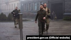 უკრაინის პრეზიდენტი ვოლოდიმირ ზელენსკი კიევის ქუჩებში, 1 აპრილი, 2022 წელი.