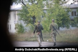 Військові на одній з вулиць села Кримське, вересень 2021 року