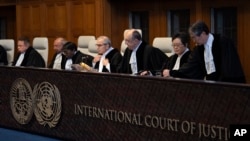 Paneli i gjyqtarëve të GJND-së duke dhënë vendimin për rastin e ngritur nga Nikaragua kundër Gjermanisë. 
