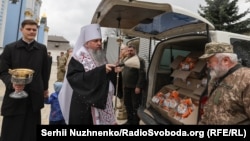 У Свято-Михайлівському Золотоверхому соборі освятили великодні паски для українських військових (фоторепортаж)
