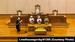 Кіраўнік вайсковай хунты Мін Аўнг Глайнг прымае прэзыдэнцкую прысягу