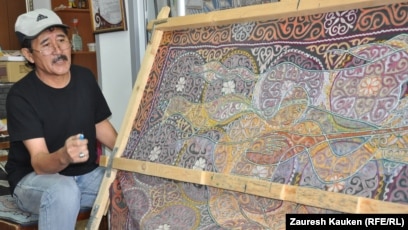 Жалаңаш денедегі халат бейне