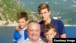 Președintele Igor Dodon cu familia la Athos (foto Facebook)