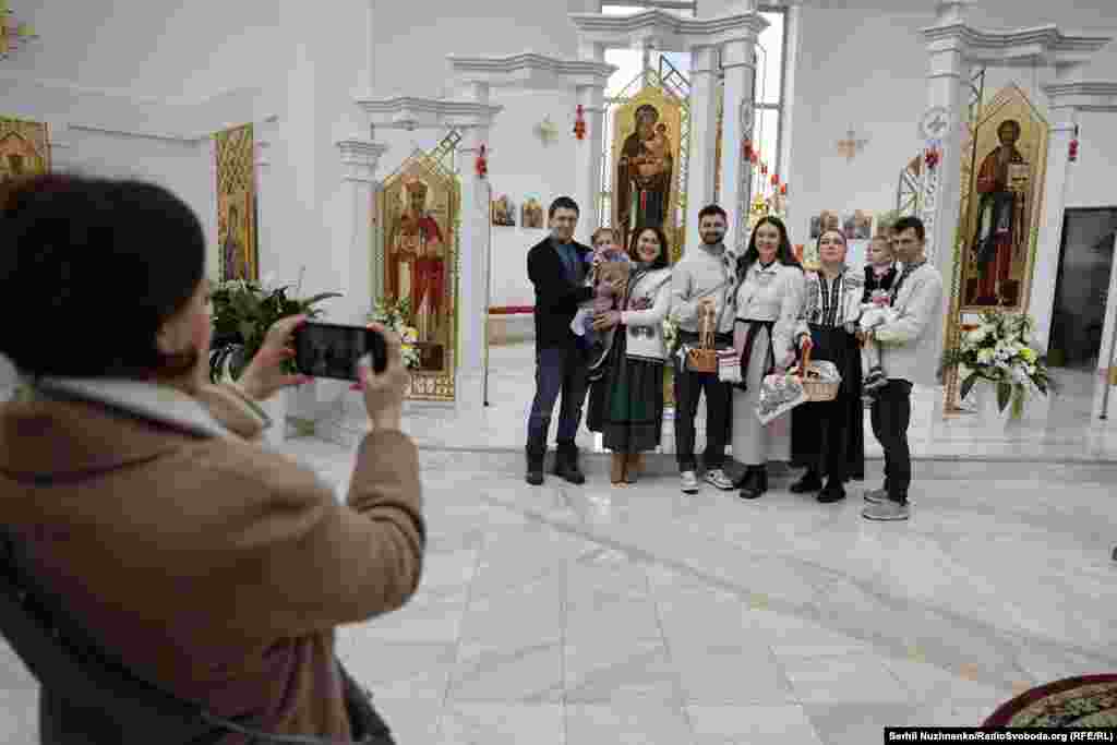 Разом із прикрашеними кошиками українці прикрашають на Великдень й себе. Усе частіше, одягаючись у вишивані сорочки та сукні, від дітей до дорослих. Бо ж це так по-українськи і неймовірно гарно, погодьтесь.Великдень. Храм Святого Василя Великого УГКЦ. Київ, 12 квітня 2026 року