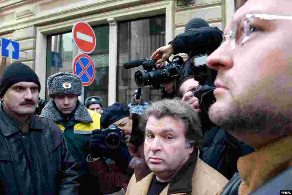 Договорится о проходе в здание все же удалось