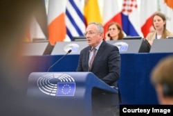 Євродепутат Бартоломей Сенкевич (Польща) під час дебатів у про небезпеку нормалізації відносин з Росією, включаючи її участь у великих культурних та спортивних заходах. Страсбург, Франція, 29 квітня 2026 року
