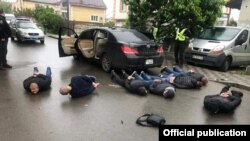 "10 adam ýaraglary bilen tussag edildi" diýip, Kiýew sebitiniň polisiýasynyň wekili aýtdy.