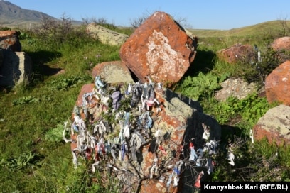 Емшектері шығыңқы жалаңаш әйелдердің суреттері