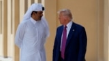 دونالد ترامپ در حال گفت‌وگو با امیر قطر در دوحه، ۲۵ اردیبهشت
