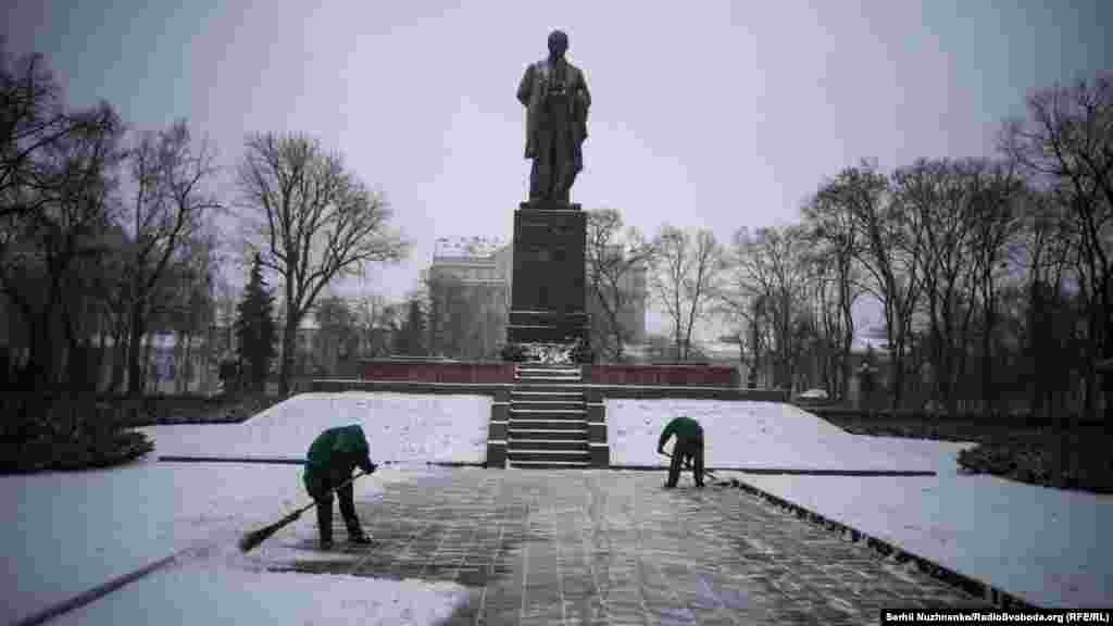 Працівники комунальної служби прибирають сніг