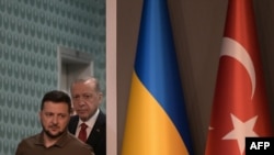 Recep Tayyip Erdoğan török és Volodimir Zelenszkij ukrán elnök július 7-én Isztambulban. Mindkettőre fontos szerep vár a vilniusi NATO-csúcson. Fotó: Ozan Kose / AFP