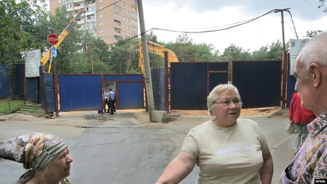 Жильцам домов на улице маршала Бирюзова остается лишь разводить руками: стройка идет полным ходои