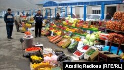 Arxiv fotosu: Bakıda meyvə-tərəvəz bazarı.