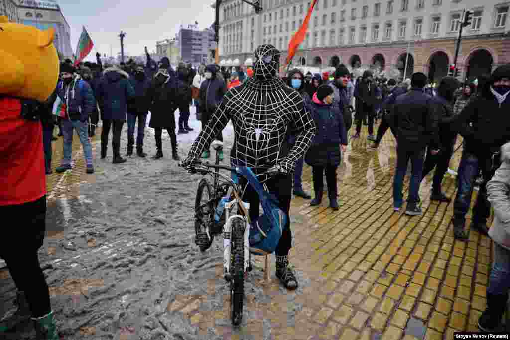 Një person i veshur si Spiderman-i merr pjesë në protestën që ka organizuar sektori i gastronomisë kundër masave të mbylljes në Sofje të Bullgarisë. (Reuters/Stoyan Nenov)