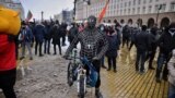 Un bărbat îmbrăcat ca Spiderman participă la un protest al angajaților din domeniul HoReCa, Sofia, ianuarie 2021