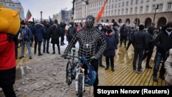 Un bărbat îmbrăcat ca Spiderman participă la un protest al angajaților din domeniul HoReCa, Sofia, ianuarie 2021