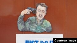 Faimoasa instalaţie cu Igor Strelkov, la Doneţk, realizată Serghei Zaharov