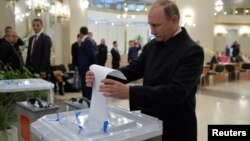 Ресей президенті Владимир Путин парламент сайлауында дауыс беріп тұр. Мәскеу, 18 қыркүйек 2016 жыл. 