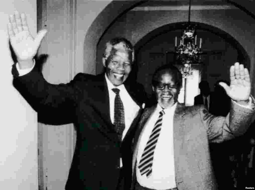 Nelson Mandela i Oliver Tambo, za vrijeme Mandeline posjete Švedskoj, 12. mart 1990. 