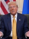 Президент США Дональд Трамп потискає руку очільниці Єврокомісії Урсулі фон дер Ляєн під час зустрічі в Шотландії 27 липня 2025 року