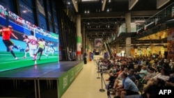 Iranski fudbalski navijači gledaju prenos utakmice Svjetskog prvenstva 2026. između Belgije i Irana u Teheranu 21. juna.