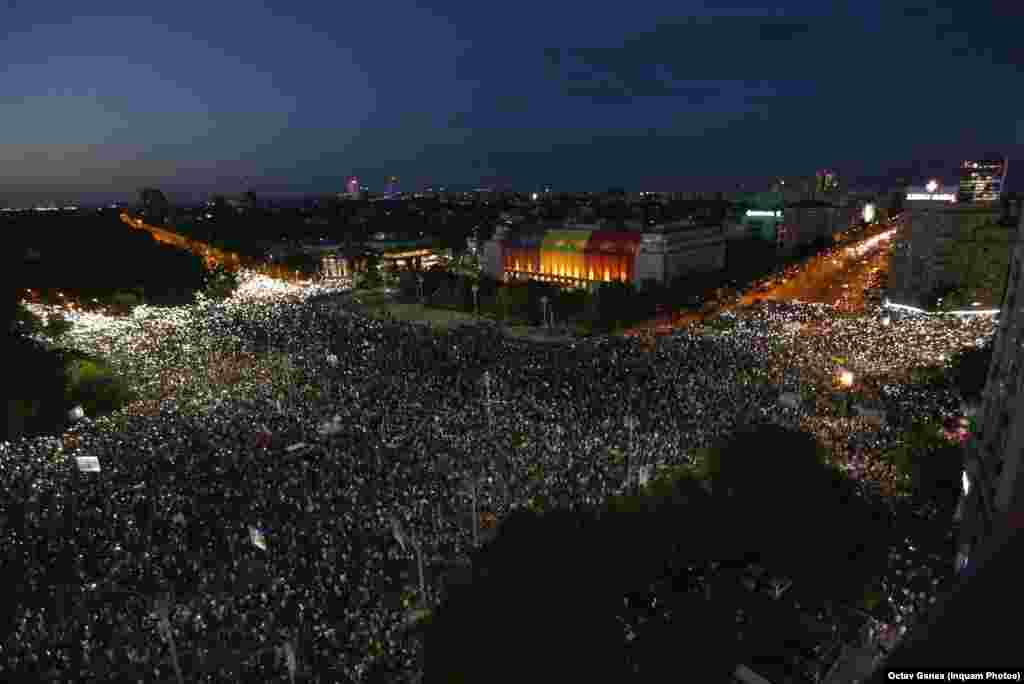 În ciuda faptului că Jandarmeria a tratat protestul ca pe unul violent, mulțimea continuă să se adune în Piața Victoriei. Circa 100.000 de persoane s-au adunat atunci în fața Guvernului României.&nbsp;