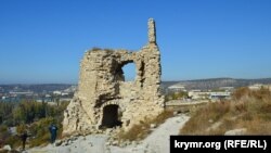 Развалины надвратной башни древней крепости Каламита в Инкермане