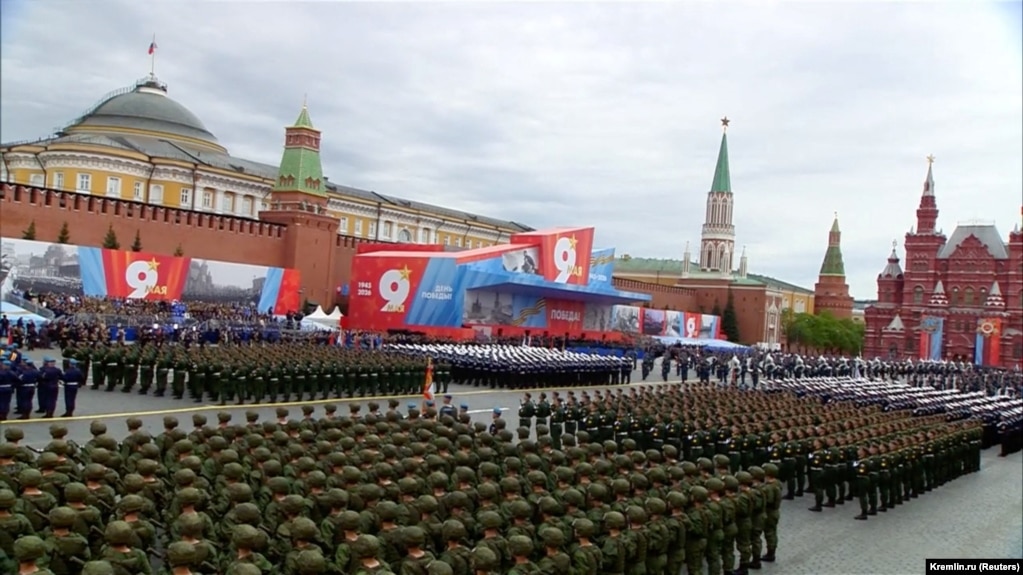 Вперше за багато років парад у Москві проходить без участі військової техніки