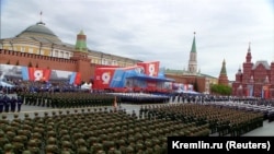 Вперше за багато років парад у Москві проходить без участі військової техніки
