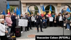 Reprezentant al opoziției, în fața sediului ANRE, se adresează protestatarilor, 28 septembrie 2026