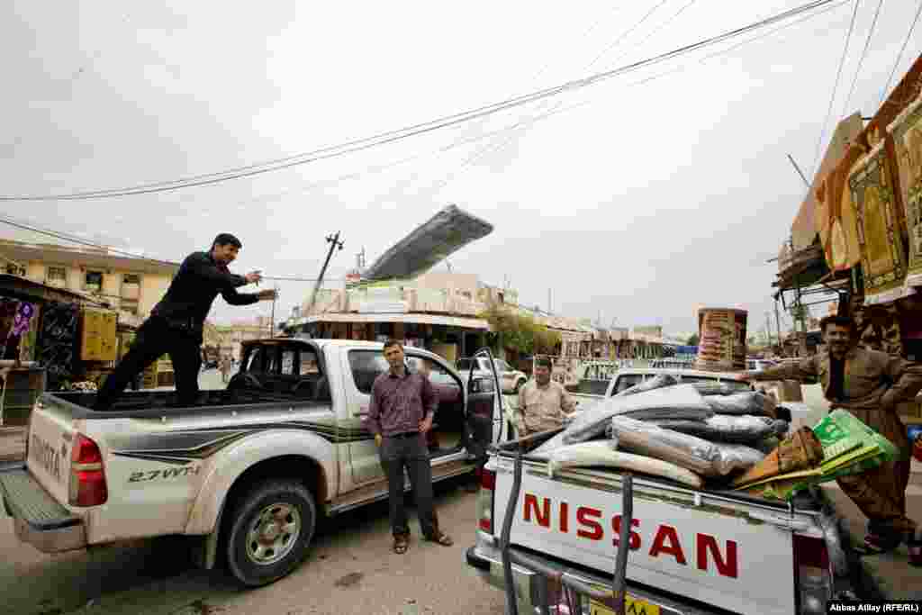 Ərbil bazarında xalça tacirləri.