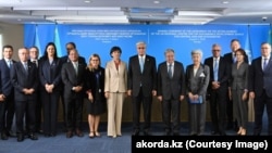 Қазақстан президенті Қасым-Жомарт Тоқаев пен БҰҰ бас хатшысы Антониу Гутерриш (ортада) Алматы қаласындағы БҰҰ өңірлік орталығында. 3 тамыз, 2025 жыл.