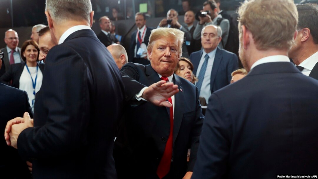 Donald Trump je na početku samita u Briselu lidere NATO članica pozdravio tapšanjem po leđima. 11. jul 2018