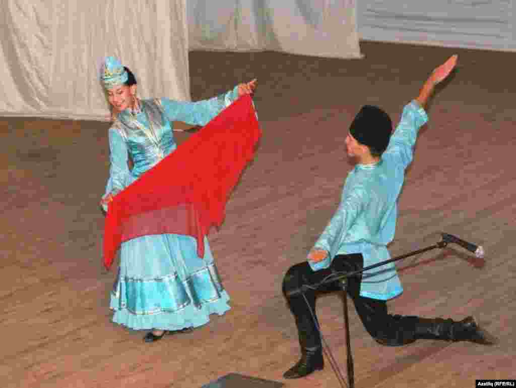 "Сәйдәш" ансамбле биючеләре Альберт Әхмәтов һәм Әлфия Хәбибуллина кырым татарлары биюен башкарды.