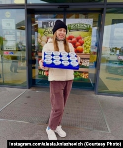 Алеся з падносам скіру