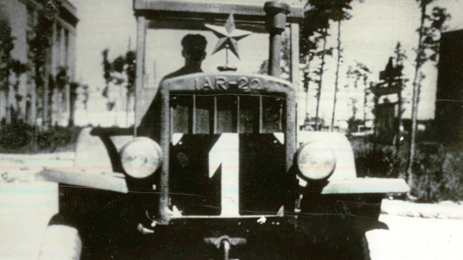 Primul tractor românesc, decembrie 1946, din documentarul „Pagini de istorie.” Sursa: Fototeca online a comunismului românesc, cota:156/1946