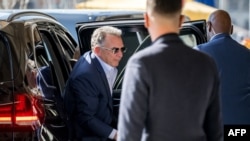 Trimisul special al SUA, Steve Witkoff, ajunge la hotelul său în timpul unei noi runde de negocieri între Statele Unite și Iran privind programul nuclear al Iranului, la Geneva, pe 26 februarie 2026.