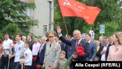 Președintele Igor Dodon în fruntea coloanei de manifestanți socialiști. 9 mai 2018