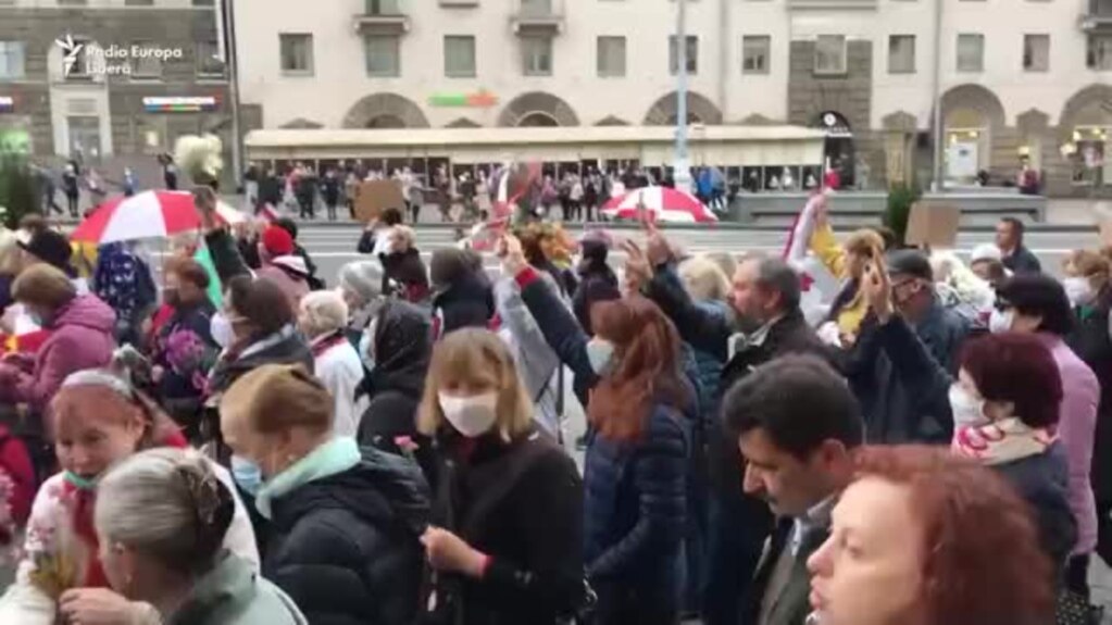 Protestatarii pensionari din Minsk se feresc cu umbrelele de spray-ul cu piper al forțelor de ordine
