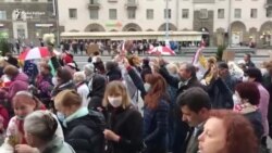 Protestatarii pensionari din Minsk se feresc cu umbrelele de spray-ul cu piper al forțelor de ordine