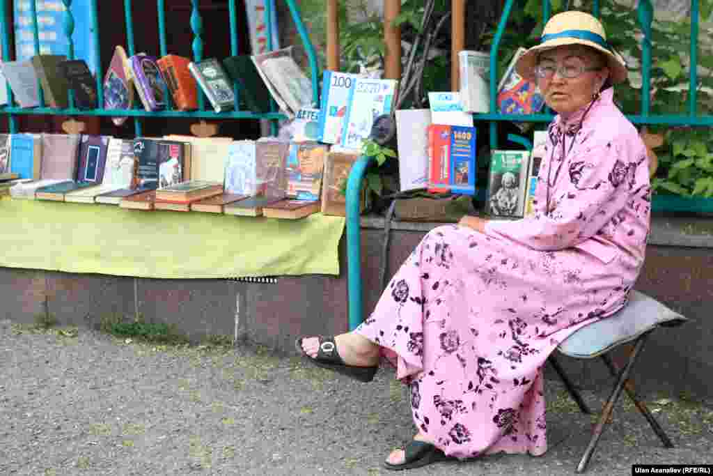 Прикупить пару хороших книг у местной эжешки.