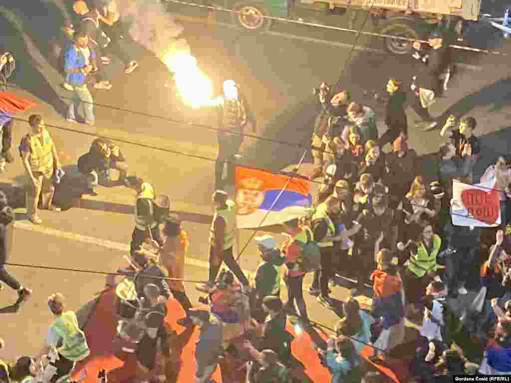 Baklja na dočeku studenata.Veliki protesti na koje su studenti odlazili pešice iz drugih krajava Srbije organizovani su i u Novom Sadu, Kragujevcu i Nišu.