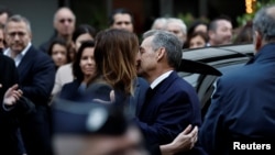 ნიკოლა სარკოზი პარიზის საპატიმროში გამოცხადებამდე ემშვიდობება ცოლს, კარლა ბრუნის. 2025 წლის 21 ოქტომბერი 