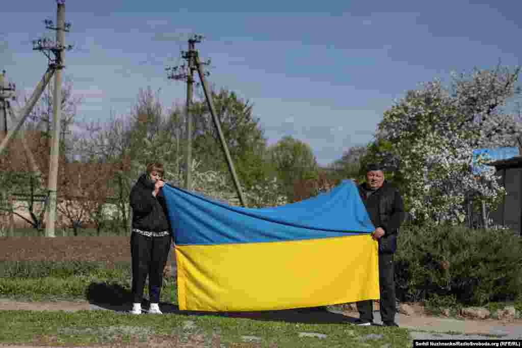 Односельці зустрічали траурну процесію із прапорами України